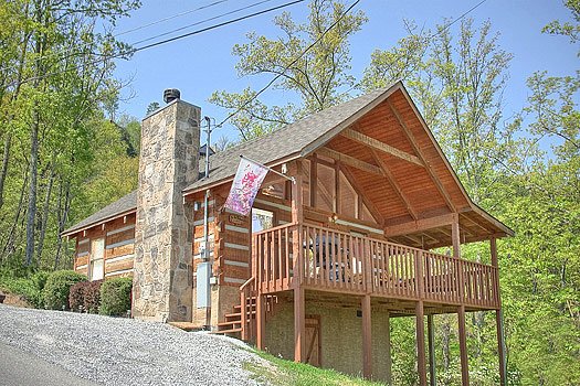 A log cabin in the mountains called Do Not Disturb, a 1-bedroom cabin rental located in Pigeon Forge