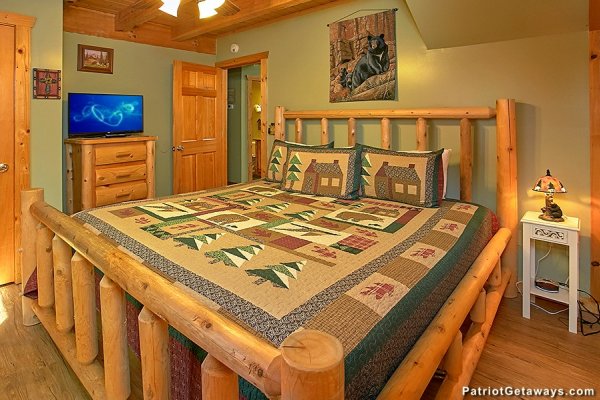Bedroom with a king bed at Picture Perfect Hideaway, a 2 bedroom cabin rental located in Pigeon Forge