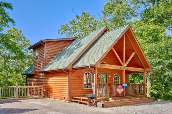 Flat parking and cabin exterior at Eastern Retreat, a 1-bedroom cabin rental located in Gatlinburg