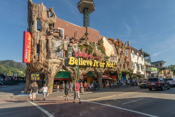 Eastern Retreat, a 1-bedroom cabin rental located in Gatlinburg, is close to Ripley's Believe it or Not! Museum