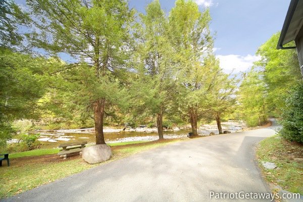 Driveway at Dolly's Adorable River Cottage, a 3-bedroom cabin rental located in Pigeon Forge