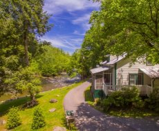 Dolly's Adorable River Cottage, a 3 bedroom cabin rental located in Pigeon Forge