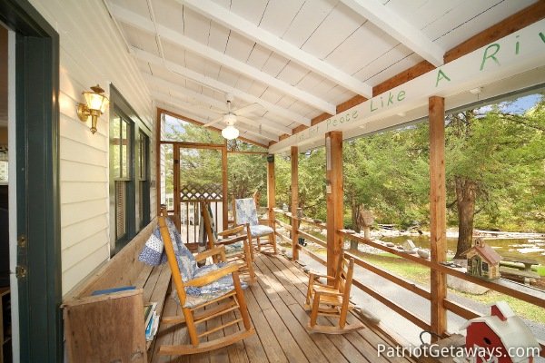 Screened deck at Dolly's Adorable River Cottage, a 3-bedroom cabin rental located in Pigeon Forge