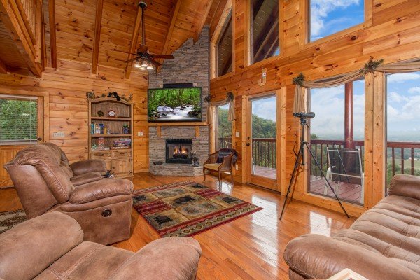 Living room with a fireplace and TV at Hummingbird's Views, a 1 bedroom cabin rental located in Pigeon Forge