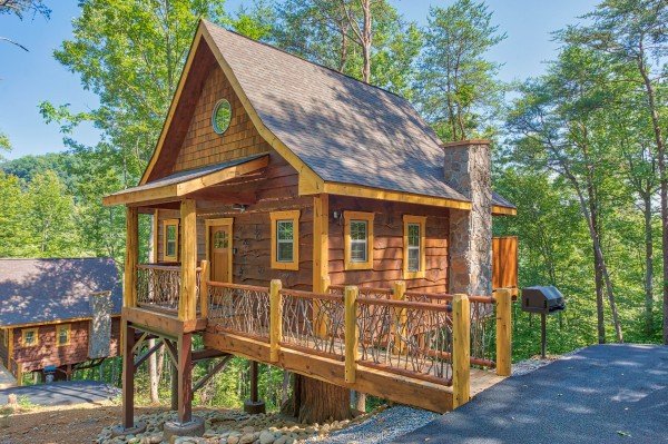 Flat parking and a charcoal grill in front of the cabin at Out on a Limb, a 1 bedroom cabin rental located in Gatlinburg