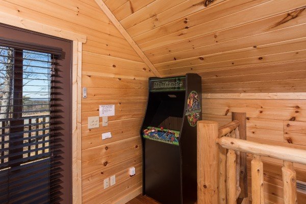 Arcade game at Gonzo's Outpost, a 3-bedroom cabin rental located in Pigeon Forge