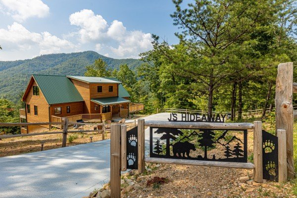 Driveway with custom sign at J's Hideaway, a 4 bedroom cabin rental located in Pigeon Forge