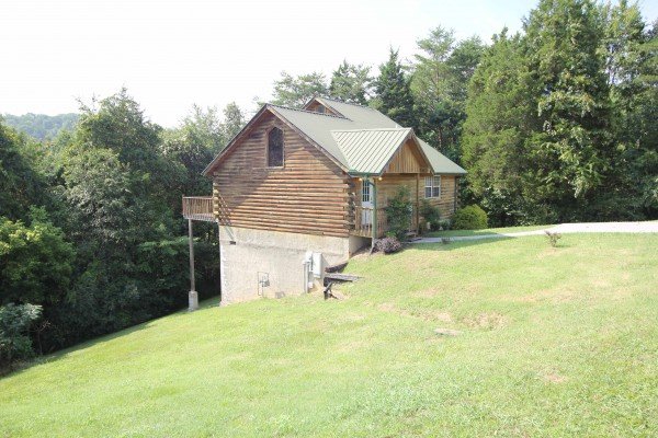 Side exterior view of Bear it All, a 2-bedroom cabin rental located in Sevierville