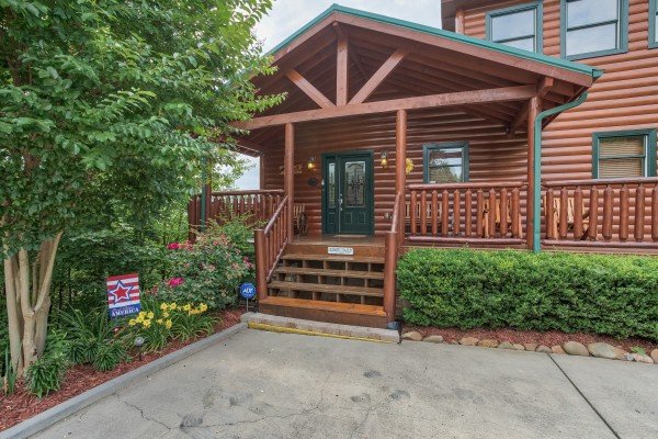Front entrance from the paved parking pad at Horse'n Around, a 3 bedroom cabin rental located in Pigeon Forge
