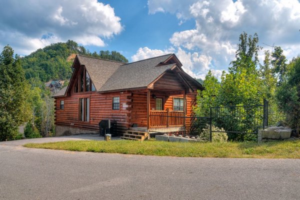Kick Back & Relax! A 4 bedroom cabin rental located in Pigeon Forge