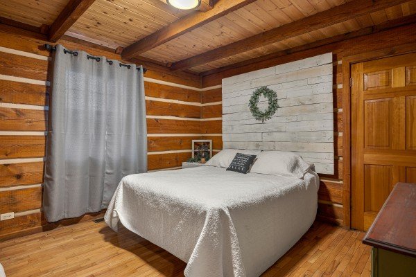 King bedroom at Henwood's Hideaway, a 1 bedroom cabin rental located in Pigeon Forge