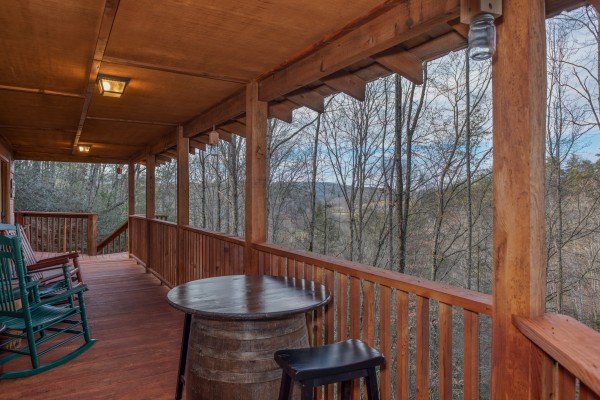 Outdoor dining space at Moonshiner's Ridge, a 1-bedroom cabin rental located in Pigeon Forge