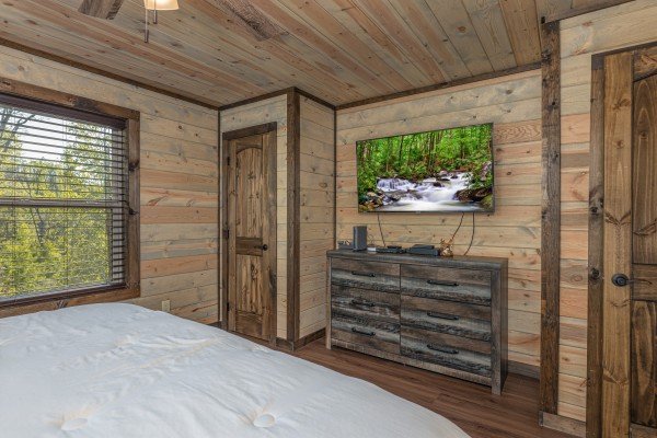 Dresser and a TV in a bedroom at Heaven's Hill, a 3 bedroom cabin rental located in Gatlinburg