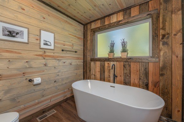 Soaking tub at Heaven's Hill, a 3 bedroom cabin rental located in Gatlinburg