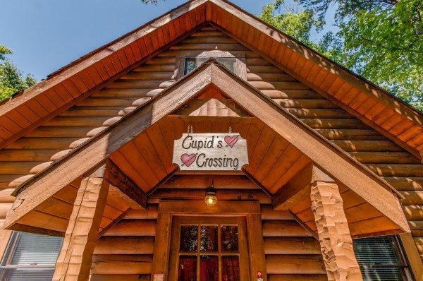 Cupid's Crossing, a 1 bedroom cabin rental located in Pigeon Forge