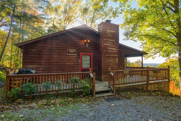 level parking and wrap around deck at apple view a 2 bedroom cabin rental located in pigeon forge