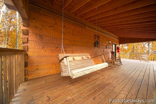 Swing on the front porch at Hooked on Bears, a 2 bedroom cabin rental located in Pigeon Forge