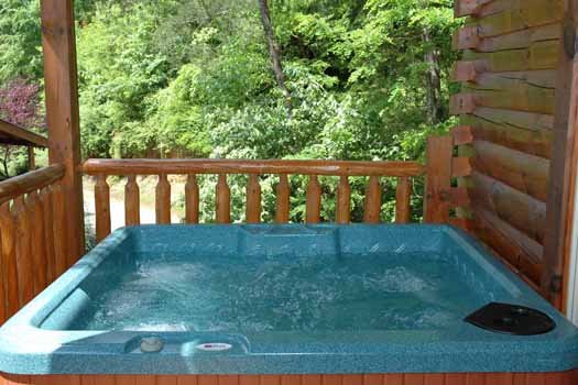 hot tub at alpine sondance a 2 bedroom cabin rental located in pigeon forge