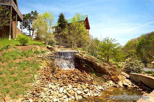 resort landscaping at alpine sondance a 2 bedroom cabin rental located in pigeon forge