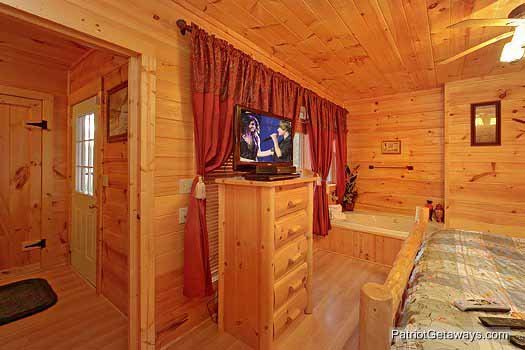 Jacuzzi tub in king bedroom at Paradise View, a 1 bedroom cabin rental located in Pigeon Forge