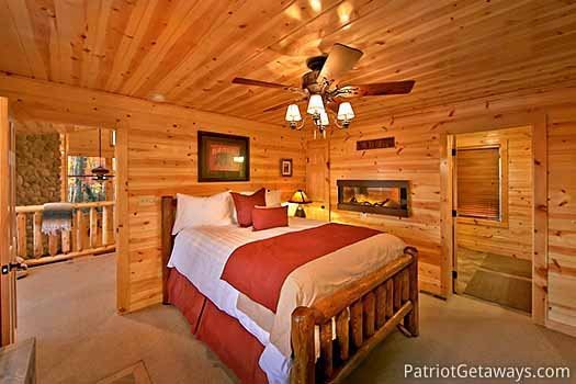 Second floor bedroom with en suite at Gone to Therapy, a 2-bedroom cabin rental located in Gatlinburg
