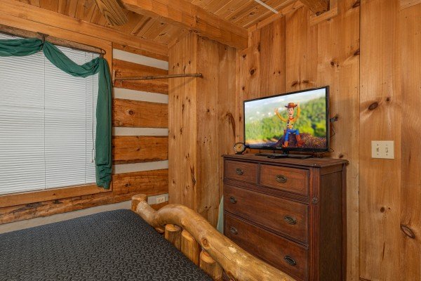 Dresser and TV in a bedroom at Stellar View, a 1 bedroom cabin rental located in Pigeon Forge