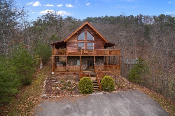 Rising Wolf Lodge, a 3 bedroom cabin rental located in Pigeon Forge