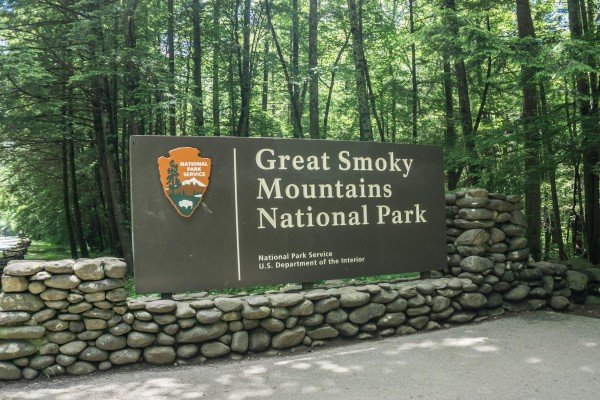 Great Smoky National Park sign near Lincoln Logs, a 2 bedroom cabin rental located in Gatlinburg 