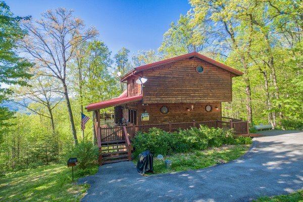 Driveway and cabin at Friends in High Places, a 4-bedroom cabin rental located in Pigeon Forge