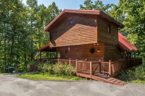 Cabin and parking at Friends in High Places, a 4-bedroom cabin rental located in Pigeon Forge