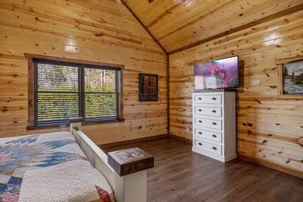 King room amenities at Mountain Joy, an 8 bedroom cabin rental located in Pigeon Forge