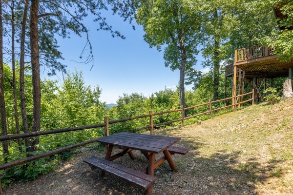 Picnic table in the yard at Eagles View Lodge, a 3 bedroom cabin rental located in Gatlinburg