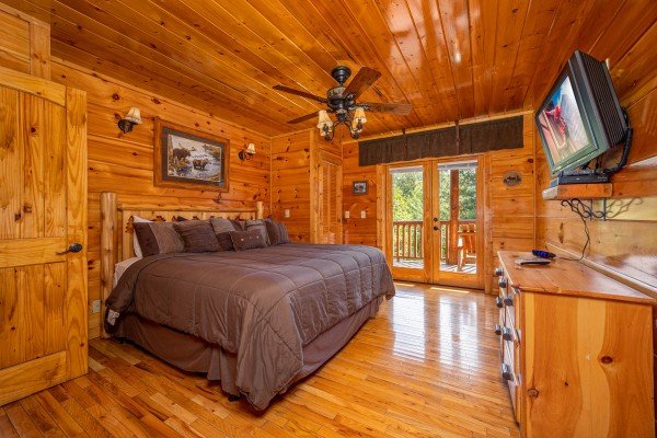 King bedroom at The Great Outdoors, a 3 bedroom cabin rental located in Pigeon Forge
