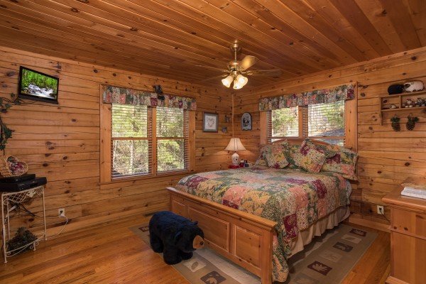 Bedroom with a bed and TV at R & R Hideaway, a 1 bedroom cabin rental located in Pigeon Forge