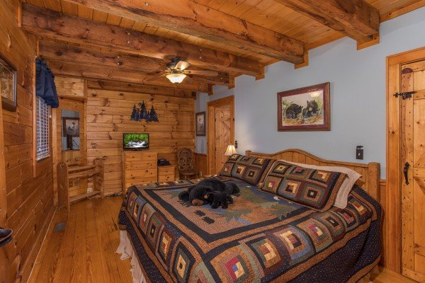 Bedroom with king-sized bed at Bear's Lair, a 2-bedroom cabin rental located in Pigeon Forge