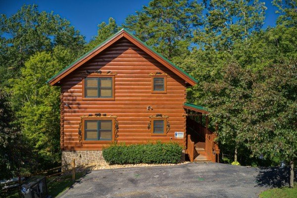 Exterior and parking at Bearfoot Paradise, a 3-bedroom cabin rental located in Pigeon Forge