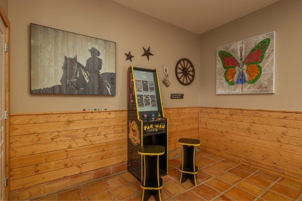 Arcade game Hawk’s Heart Lodge, a 3 bedroom cabin rental located in Pigeon Forge