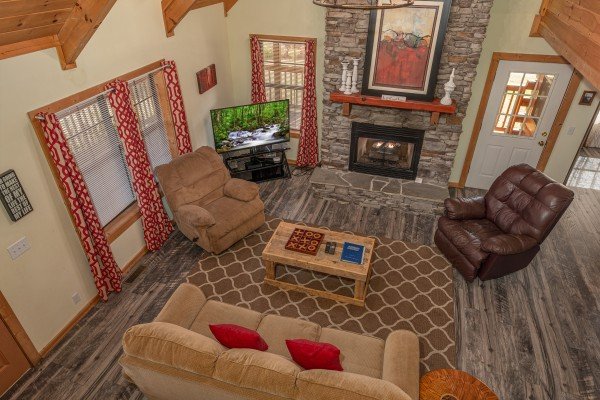 Living room with fireplace and TV at Bearadise 4 Us, a 3 bedroom cabin rental located in Pigeon Forge
