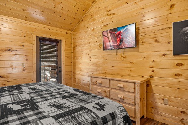 King room TV and dresser at Swimmin' Hole In 1, a 2 bedroom cabin rental located in Gatlinburg