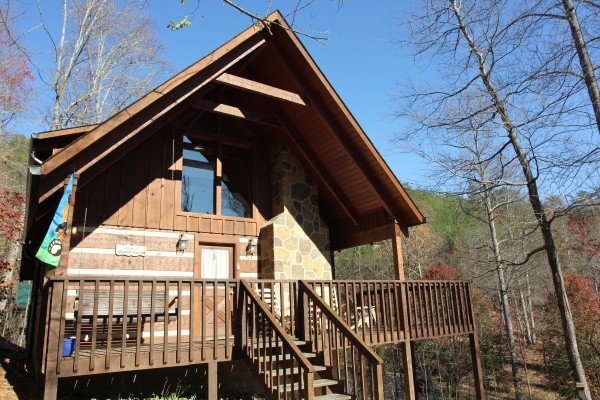 Front exterior view of the cabin and the woods at Bearfoot Crossing, a 1-bedroom cabin rental located in Pigeon Forge