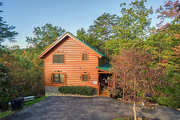 Exterior side view of Bearfoot Paradise, a 3-bedroom cabin rental located in Pigeon Forge
