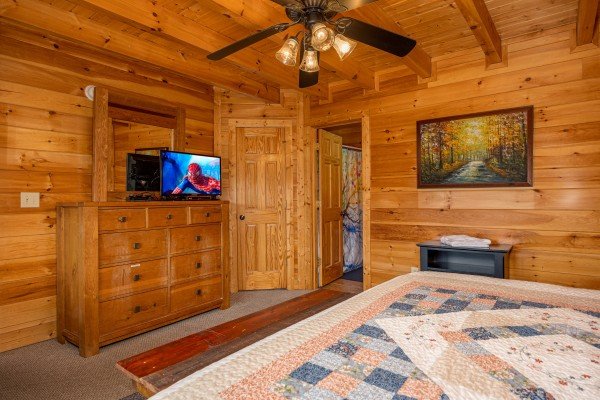 Second bedroom amenities at Rocky Top Memories, a 2 bedroom cabin rental located in Pigeon Forge