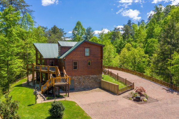 Driveway & cabin at Smokies Paradise Lodge, a 5 bedroom cabin rental located in Pigeon Forge