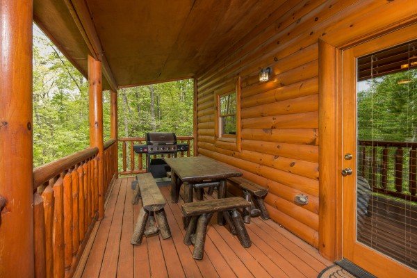 Picnic table on the deck at Tennessee Treasure, a 3 bedroom cabin rental located in Pigeon Forge