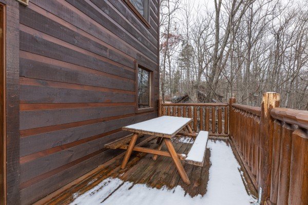 Picnic table on the deck at Dragonfly, a 2 bedroom cabin rental located in Gatlinburg