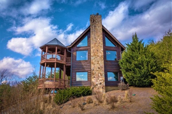 Blue sky at Mountain Mama, a 3 bedroom cabin rental located in Pigeon Forge