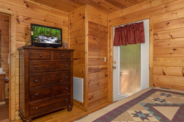 Dresser and TV in a bedroom at A Moment in Time, a 2 bedroom cabin rental located in Pigeon Forge