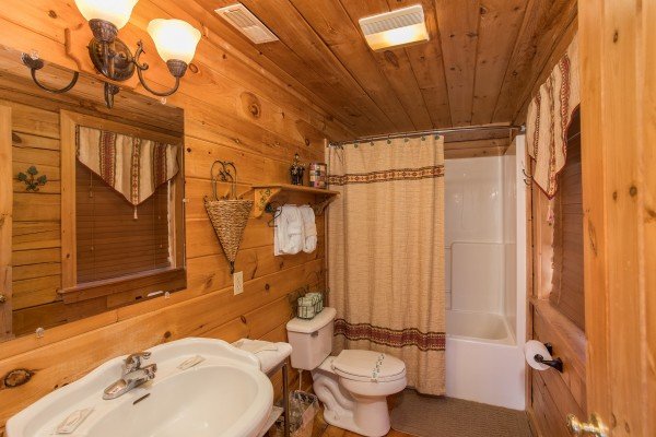 bathroom with tub and shower at all that jazz a 1 bedroom cabin rental located in pigeon forge
