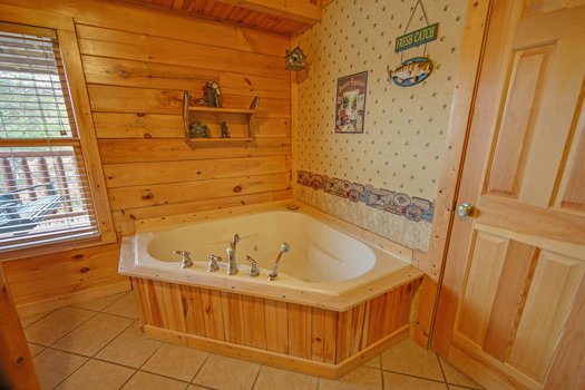 Jacuzzi tub in a corner of a bedroom at Fox n' Socks, a 3-bedroom cabin rental located in Pigeon Forge