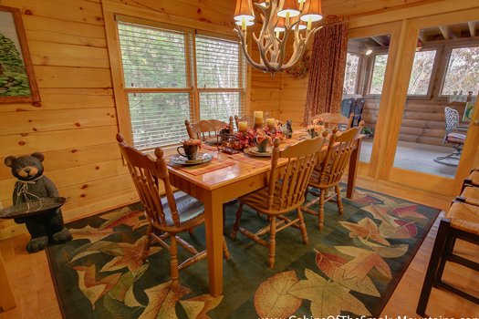 Dining space for six at Fox n' Socks, a 3-bedroom cabin rental located in Pigeon Forge